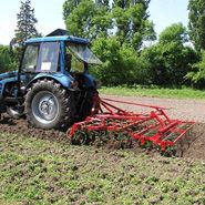 Agregat KOMBI składany hydraulicznie w pracy polowej zagregatowany z ciągnikiem New Holland