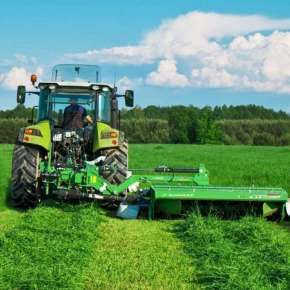 Zielony ciągnik kosi trawę kosiarka dyskowa tylną Samasz serii KT ze spulchniaczem www.korbanek.pl