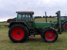 Używany ciągnik rolniczy Fendt 312 LSA z 1994 roku z zamontowanym naośnikiem palet 