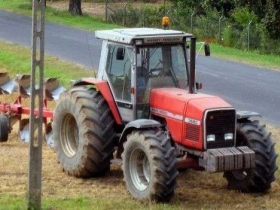 Używany Ciągnik rolniczy MASSEY FERGUSON 3680 1989 r zdjęcie z prawego przodu z pługiem obrotowym