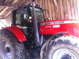 Ciągnik Massey Ferguson 6499 z 2008 roku w garażu