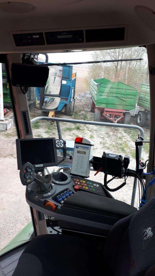 Wnętrze kabiny w uzywanej sieczkarni Fendt Katana 65