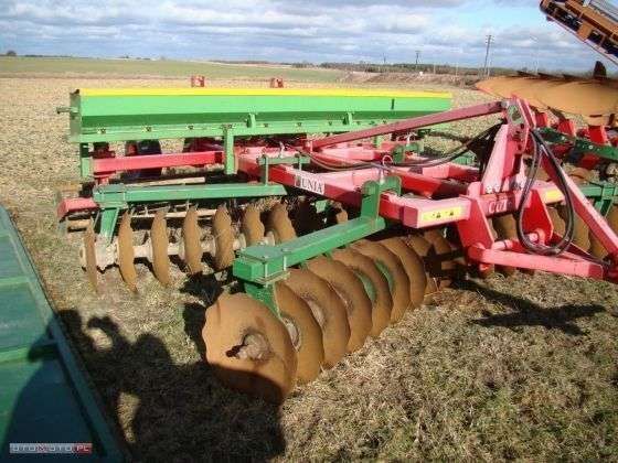 Tależówka w pracay polowej zaczepiona do ciągnika marki Unia Group typ CUT XXL