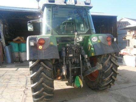 Traktor rolniczy Fendt 312 Vario - używany z 2008 roku widok na tył pojazdu na tle zabudowań gospodarczych 