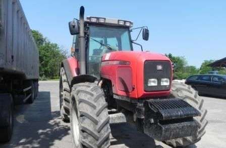 Przód ciągnika Massey Ferguson 8220 z obciąnikiem przednim