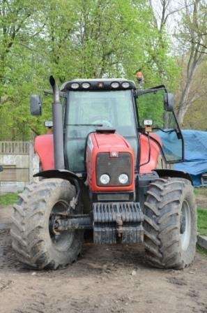 Używany niezawodny ciągnik Massey 6495 od przodu