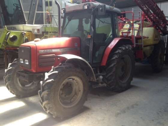 Używany ciągnik rolniczy Massey Ferguson 4245 z zaczepionym opryskiwaczem 