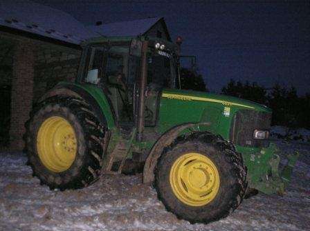 Zdjęcie przedstawiające bok ciągnika John Deere 6820.