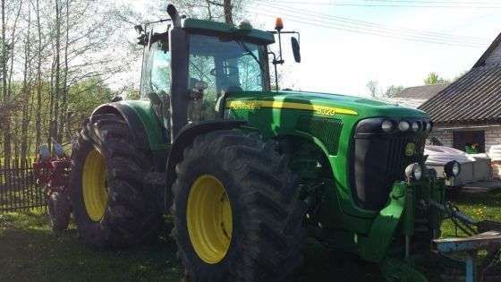 Widok z przodu i od strony pasażera ciągnika John Deere 8320.