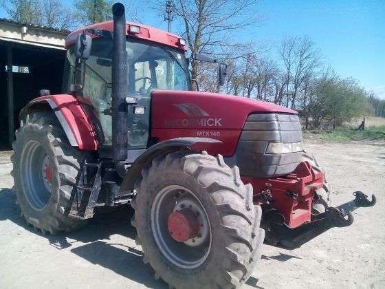 Czerwony używany ciągnik McCromik MTX 140