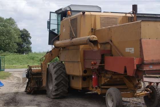 od prywatnego właściciela używany kombajn zbożowy Bizon Z 056 1981 r z kabiną