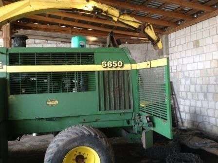 Fotografia boku i otwartej komory z tyłu sieczkarni John Deere 5650.