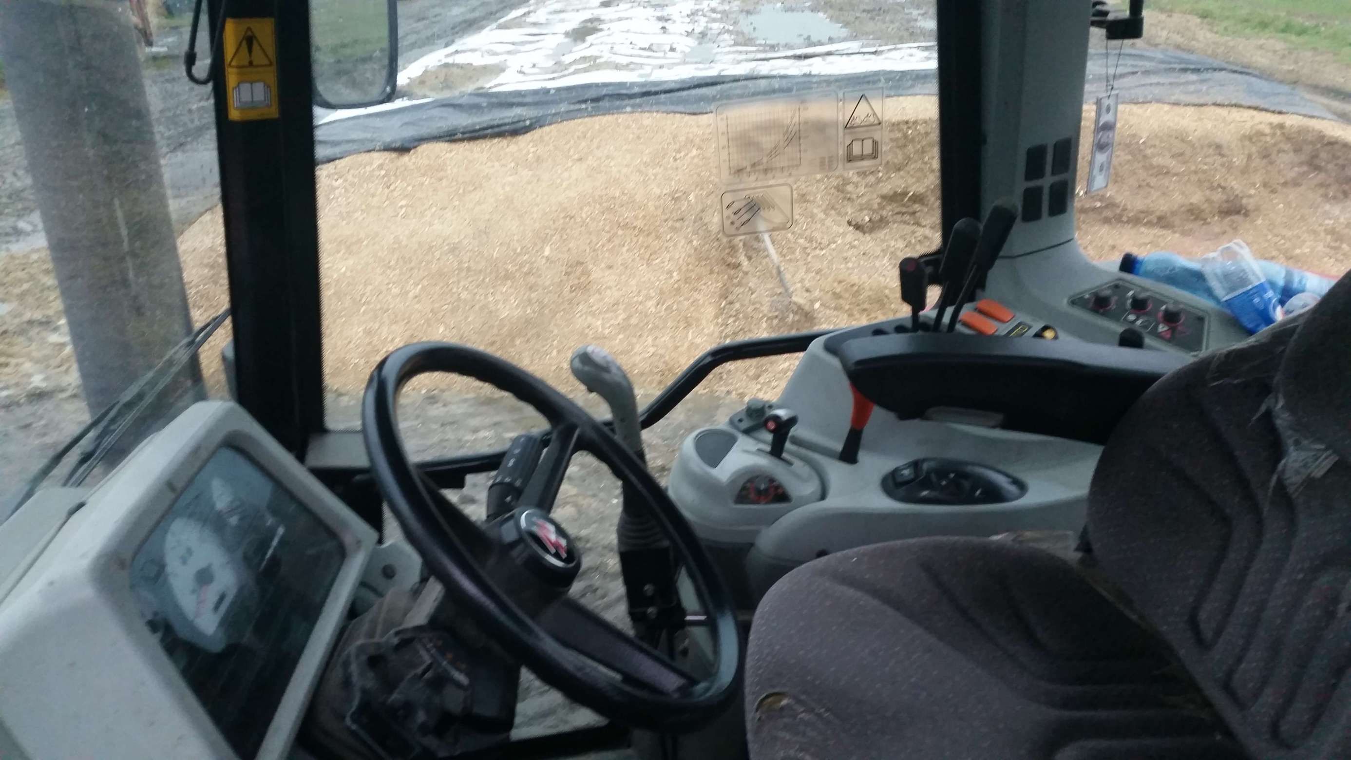 wnętrze kabiny ciągnika Massey Ferguson 5465 używany