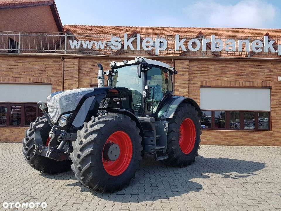 Czarny traktor Fendt 936 Vario na tle sklepu częsci widok z lewego boku