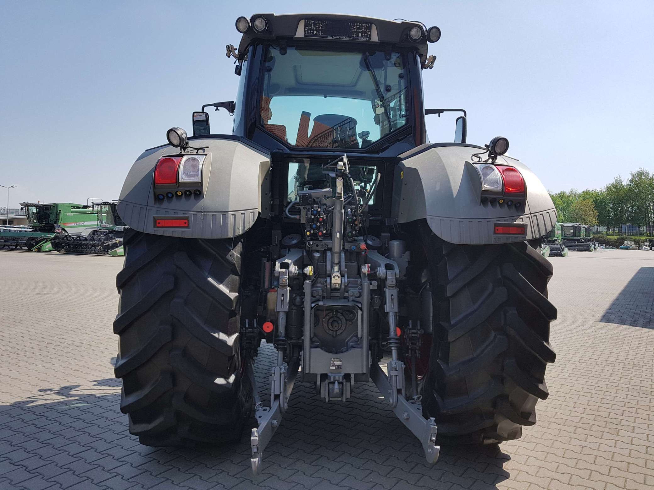 Ciagnik Fendt 936 na placu maszyn zdjęcie z tyły z widokiem na trzypunktowy układ zawieszenia