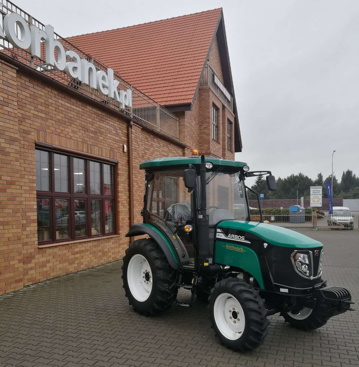 arbos 3055 na tle magazynu części korbanek