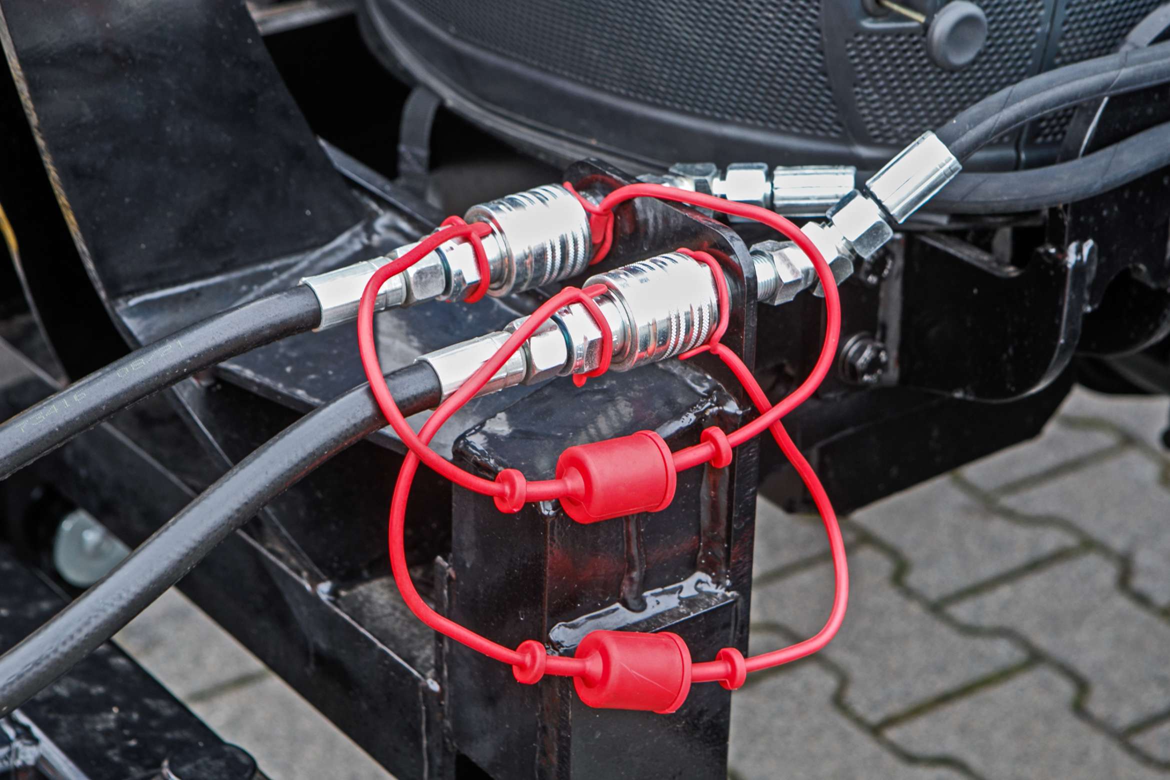 Złącza hydrauliczne spychacza do śniegu