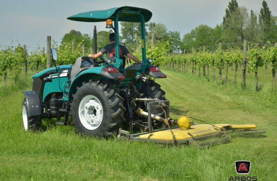 Ciągnik Arbos 3055 w wersji platformowej to niezawodny traktor do prac komunalnych