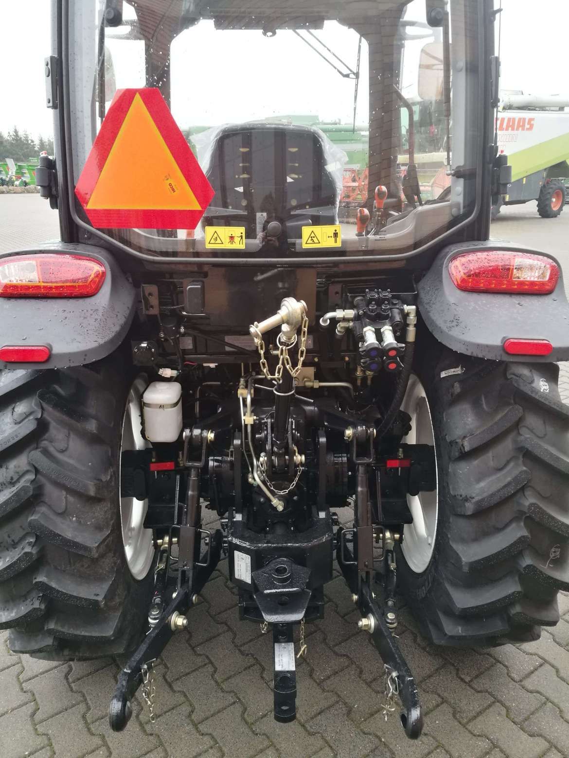 tył ciągnika arbos 3055 tuz wyjścia hydrauliczne i inne