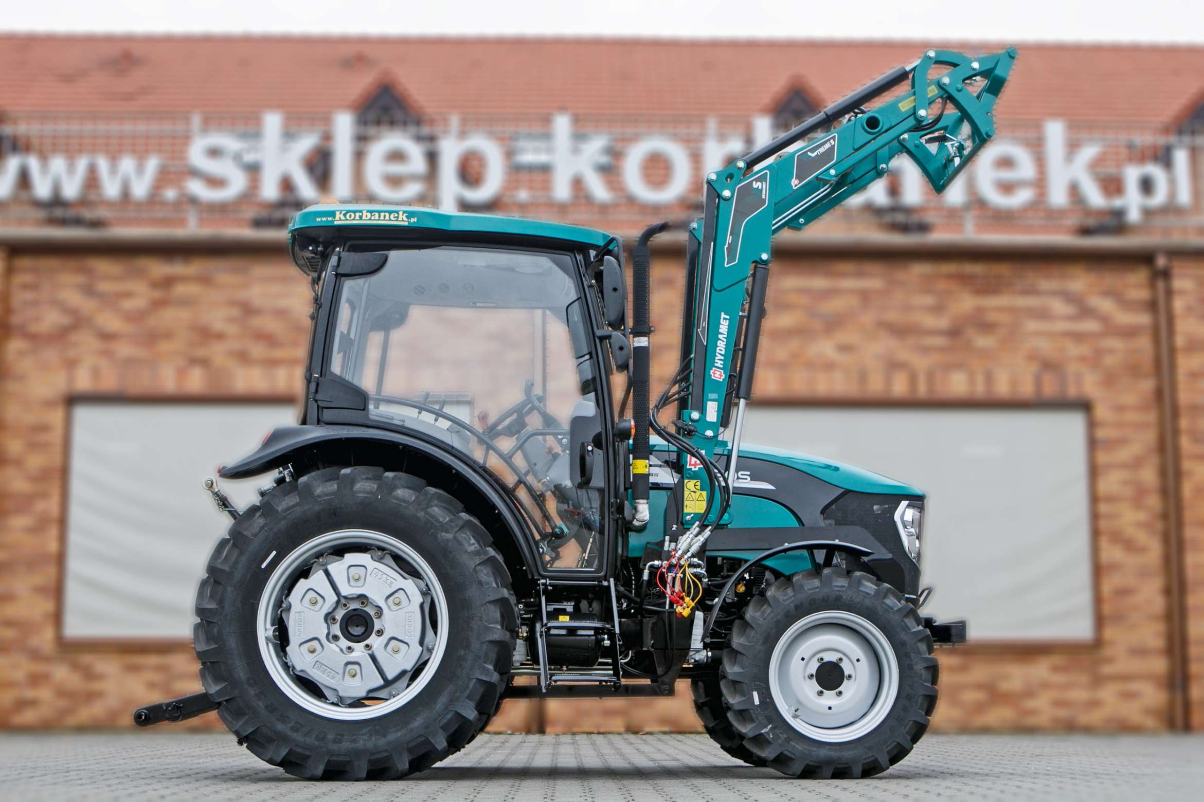 Ciągnik rolniczy Arbos 3065 z ładowaczem Xtreme widok z prawej strony