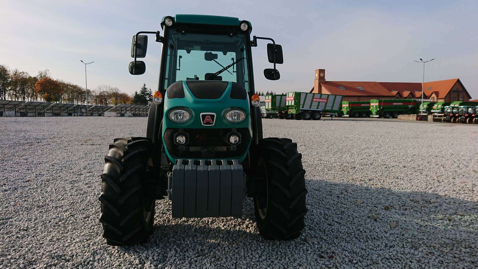 Ciągnik sadowniczy Arbos 4090Q z przodu