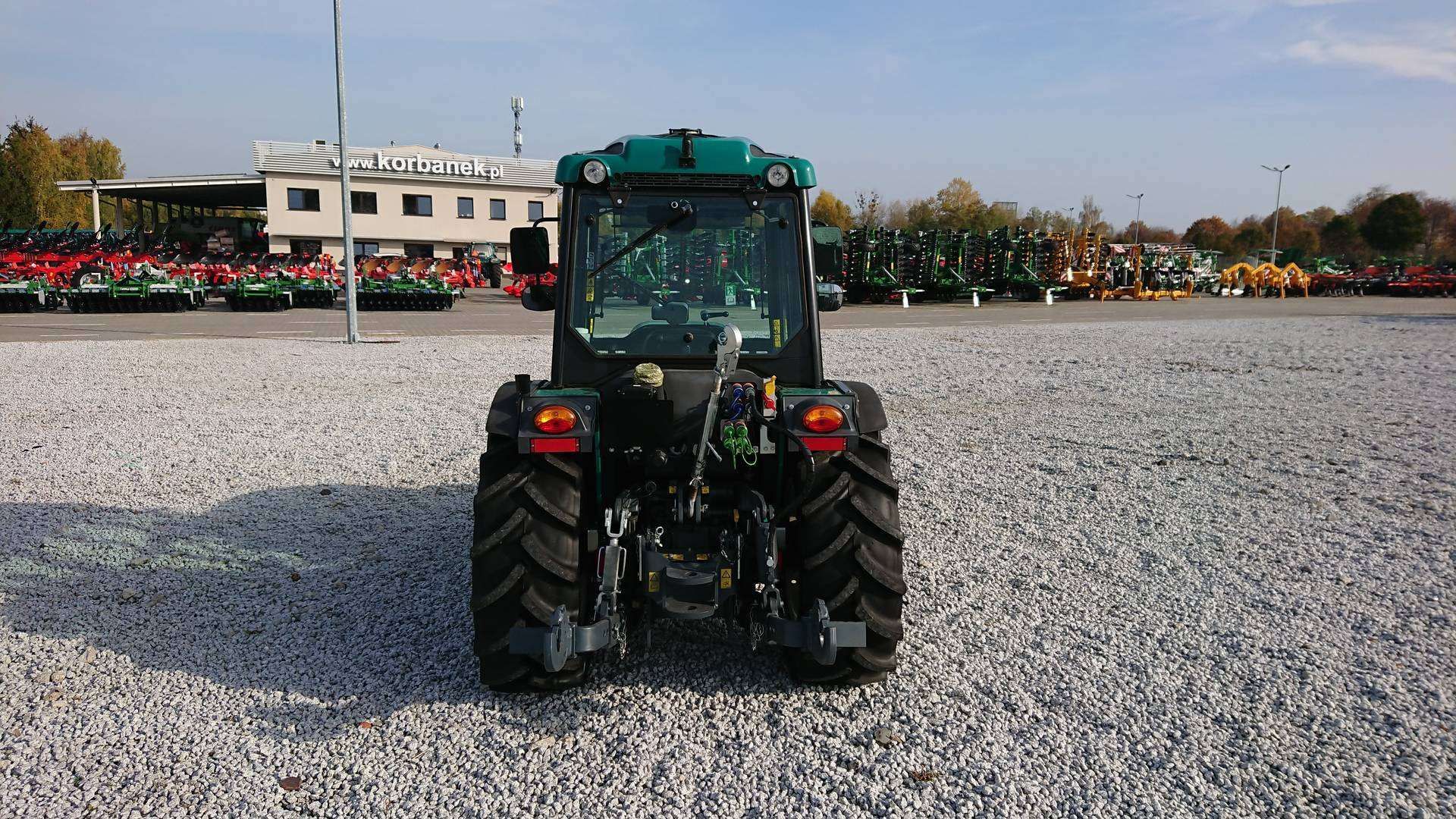 Ciągnik sadowniczy Arbos 4090Q z tyłu