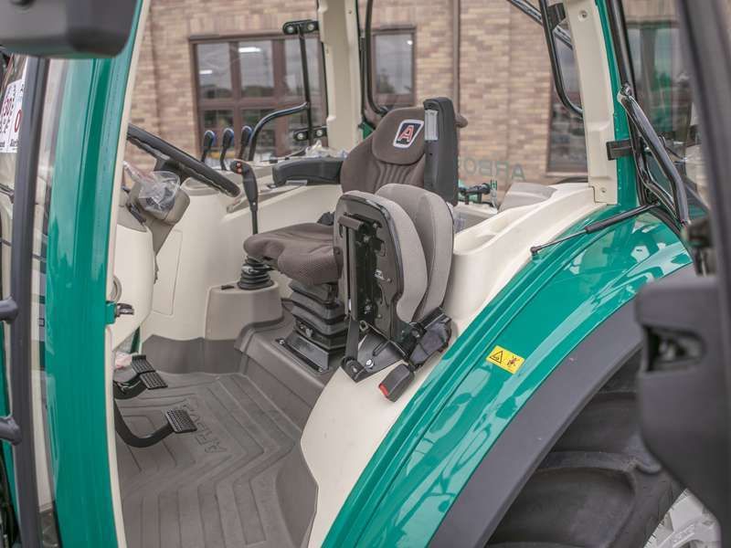 Wnętrze kabiny Arbos 5115 Advanced fotel operatora i kierownica