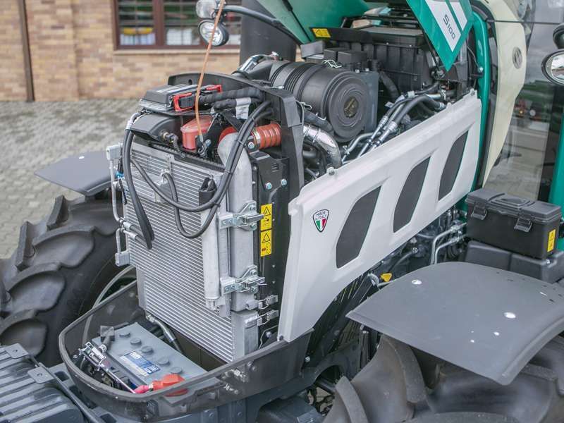 Silnik Kohler i akumulator pod maską arbos 5115 advanced