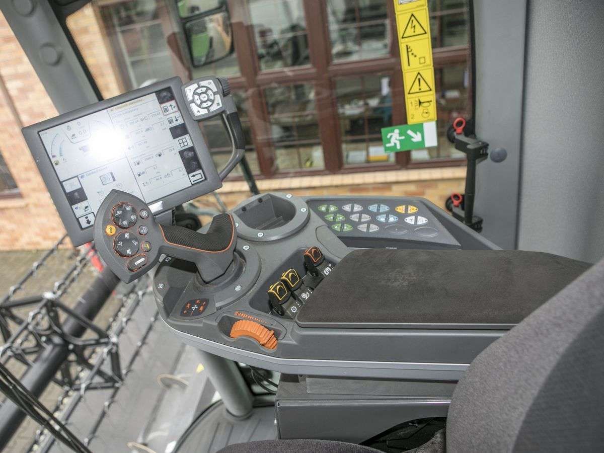 Terminal Variotronic, komputer pokładowy elektrycznie sterowane kierownice siekacza słomy w kombajnie Fendt 6335 używanym od www.korbanek.pl