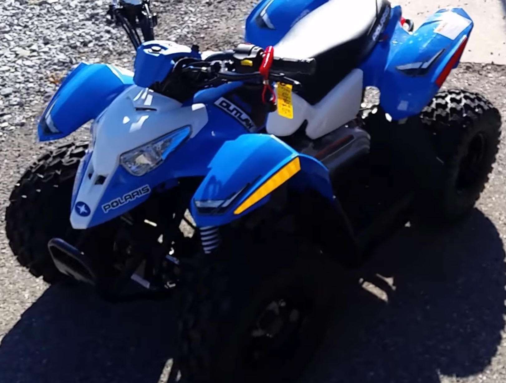 Limonkowy niebieski atv Quad Polaris Outlaw 50 widok na lewy bok,  korbanek.pl