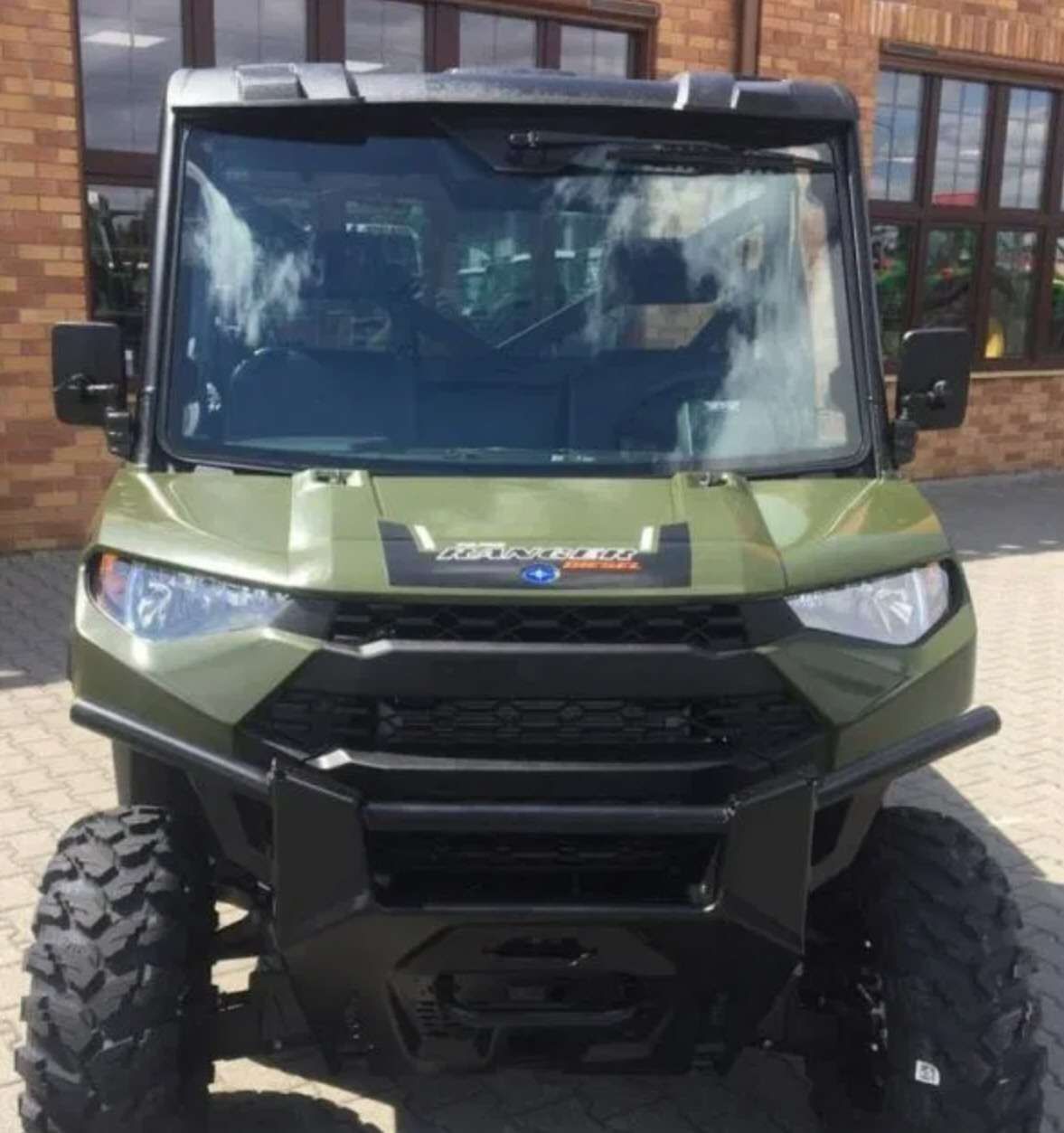 Zielony quad marki Polaris seria RANGER Diesel HD dwuosobowy z bagażnikiem widok na bok pojazdu 