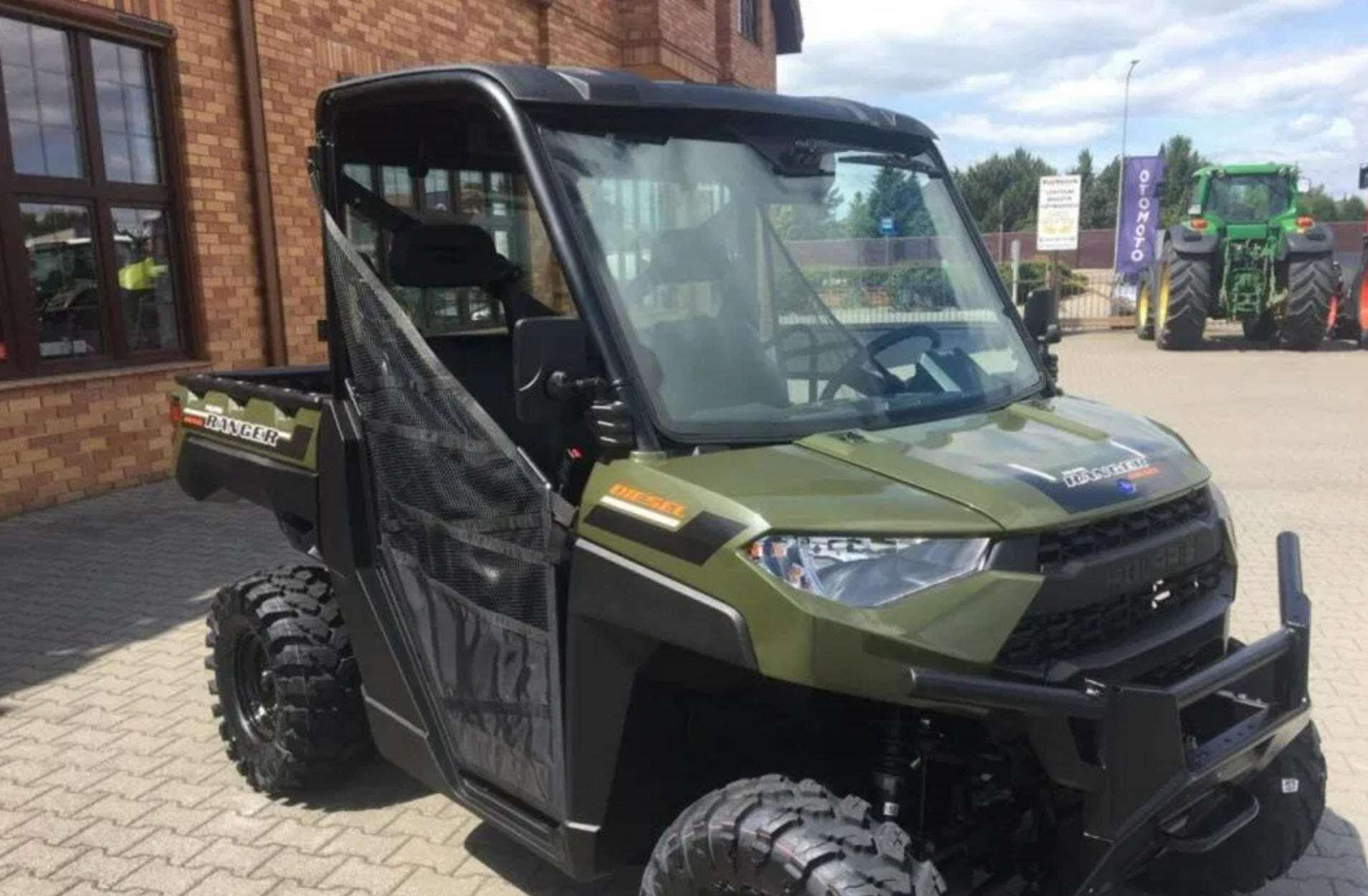 Zielony ciągnik Polaris seria RANGER Diesel HD dwuosobowy z bagażnikiem