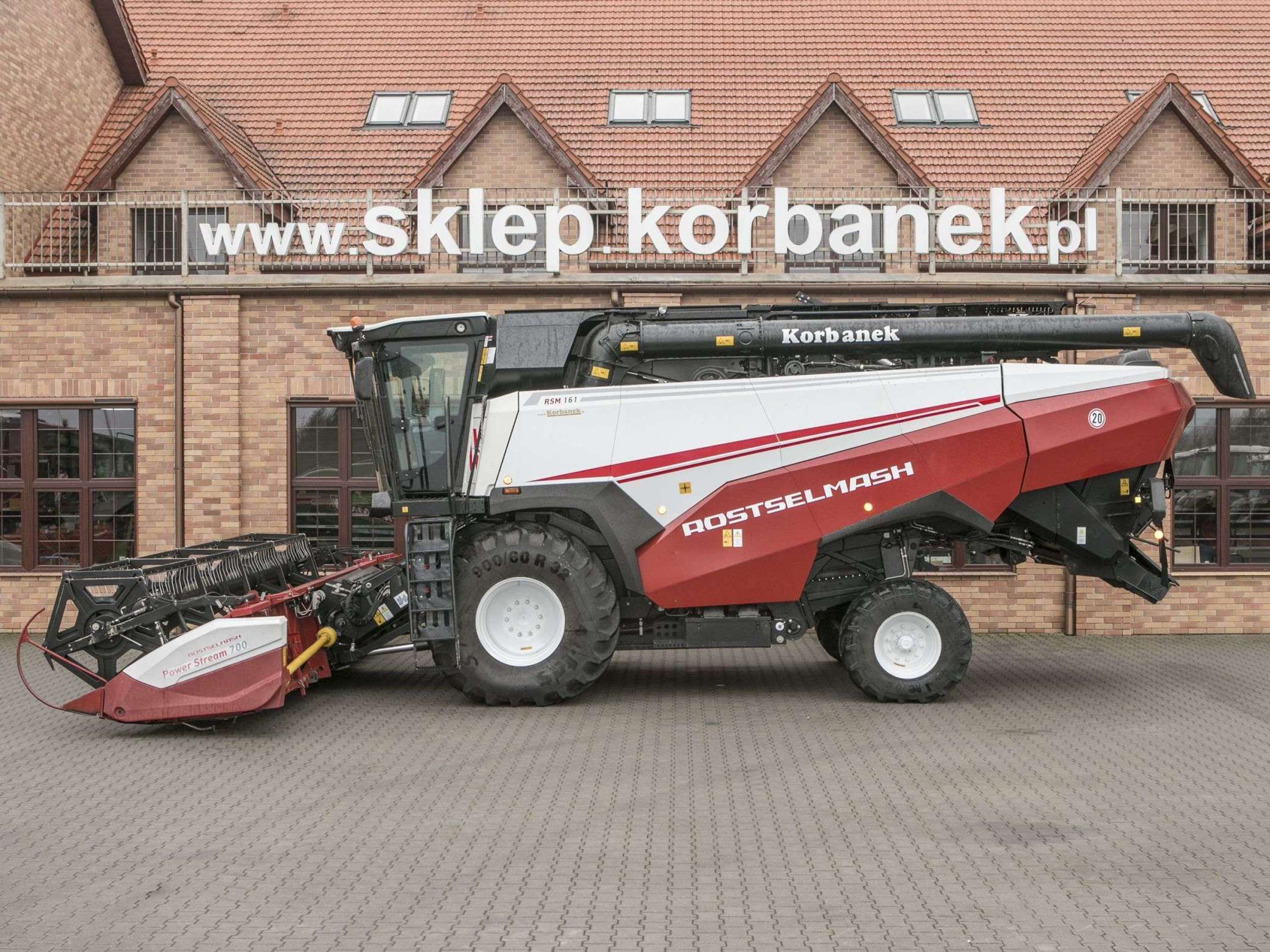 Kombajn RSM 161 stojący na placu na korbanek.pl