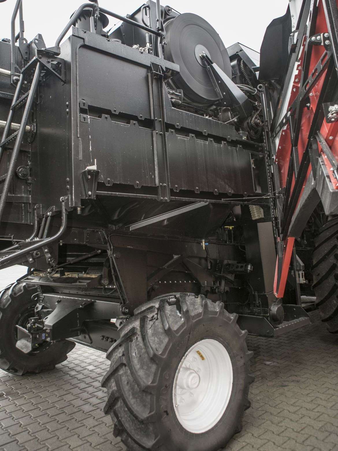 kombajn zbożowy Rostselmash RSM 161 widok z tyłu www.korbanek.pl