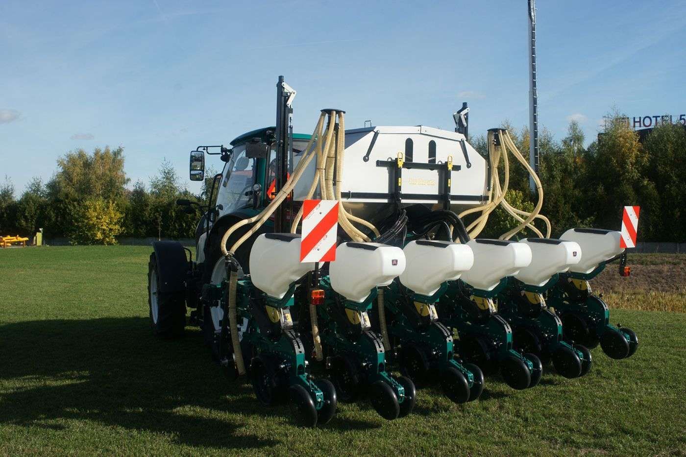 6 rzędowy siewnik punktowy Arbos z podsiewaczem nawozów i kontrolerem wysiewu