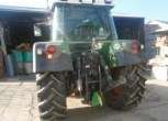 Traktor rolniczy Fendt 312 Vario - używany z 2008 roku widok na tył pojazdu na tle zabudowań gospodarczych 