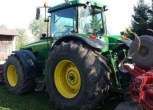Widok z boku od strony kierowcy traktora john Deere 8320.