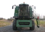 Widok z przodu kombajnu John Deere 1450 CWS używanego.