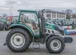 Bok ciągnika arbos 5115 advanced w tle biurowiec korbanek.pl