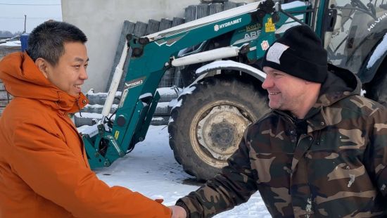 Edi Farmer wita się z Chińczykiem