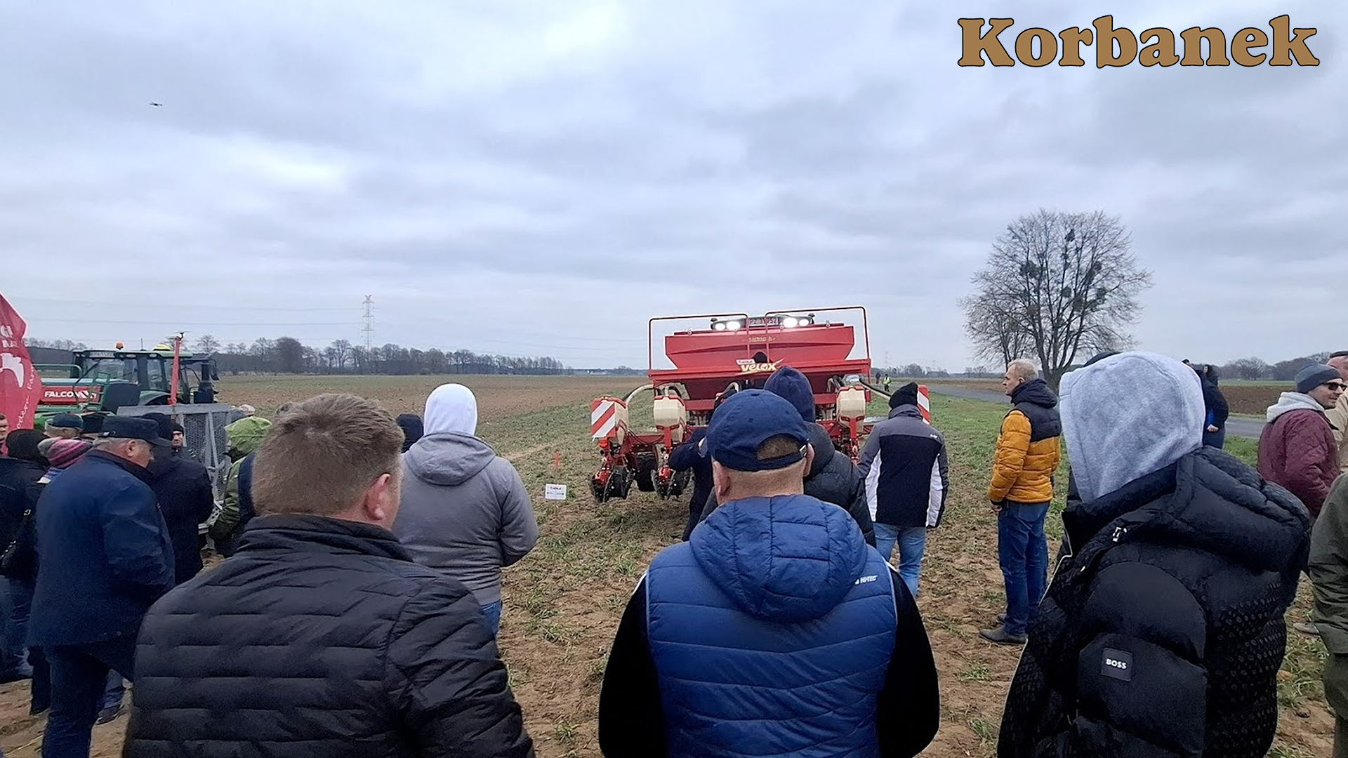 Po przejazdach siewnikiem rolnicy mieli okazję zapoznać się z siewnikiem z bliska i zadać dodatkowe pytania.