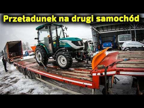 Embedded thumbnail for Ostatni dzień zimy? Nietypowy rozładunek ostatniego ciągnika z jednego samochodu na drugi