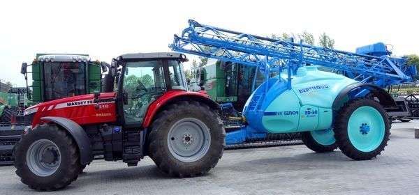 ciągnik Massey Ferguson z opryskiwaczem zaczepianym Berthoud ciągnik rolniczy Massey Ferguson z opryskiwaczem zaczepianym Berthoud na tle kombajnów Fendt