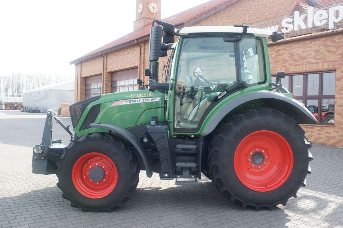 Ciągnik Fendt na placu Korbanek w Tarnowie Podgórnym Ciągnik Fendt bok z obciążnikiem na placu Korbanek