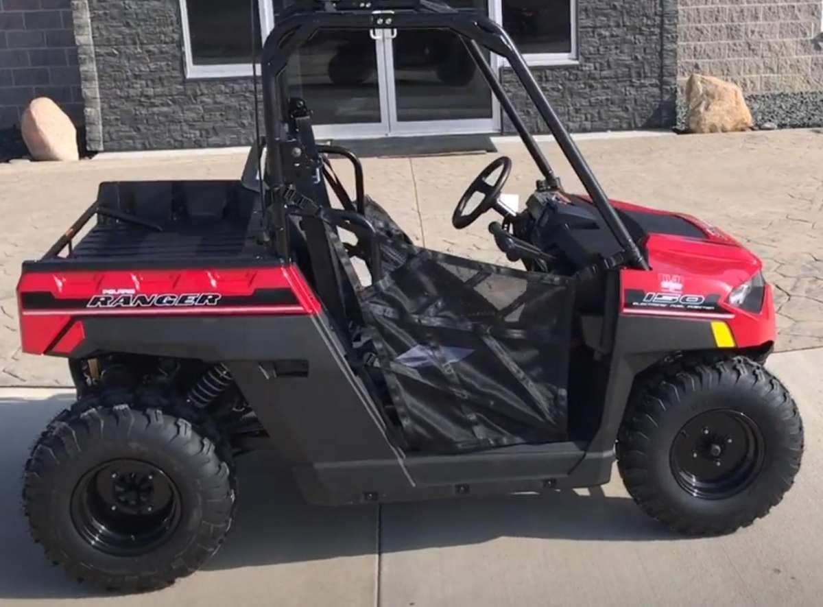 Polaris Ranger 150 kolor czerwony pasy bezpieczeństwa klatka ochronna dwóch kierowców w terenie