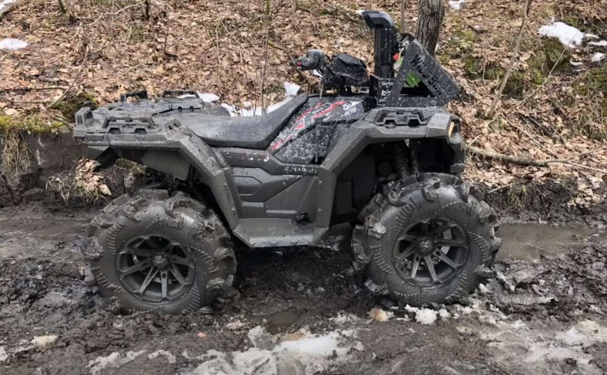 Polaris Sportsman XP 1000 LE FALCON Pojazd w terenie podczas rajdu Polaris Sportsman XP 1000 LE FALCON