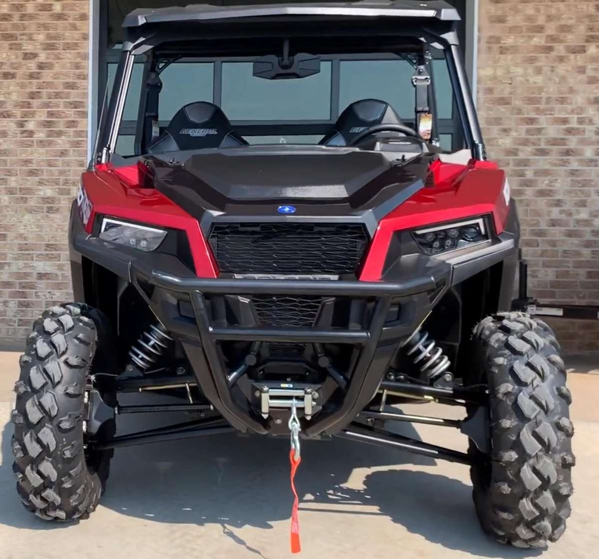 General 1000 XP Polaris Pojazd dla dwóch osób koloru czerwonego z klasyczna kierownica klatka ochronna