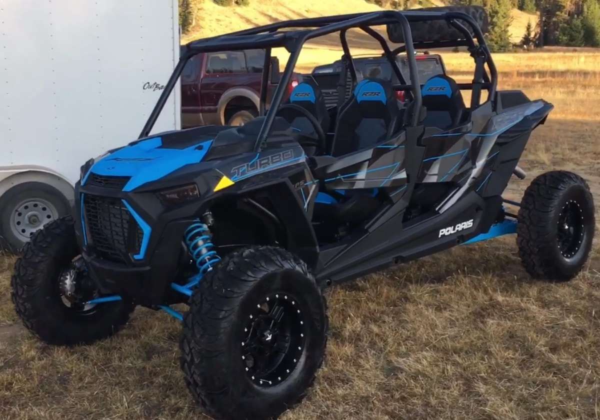 RZR jeżdzi po pustyni 