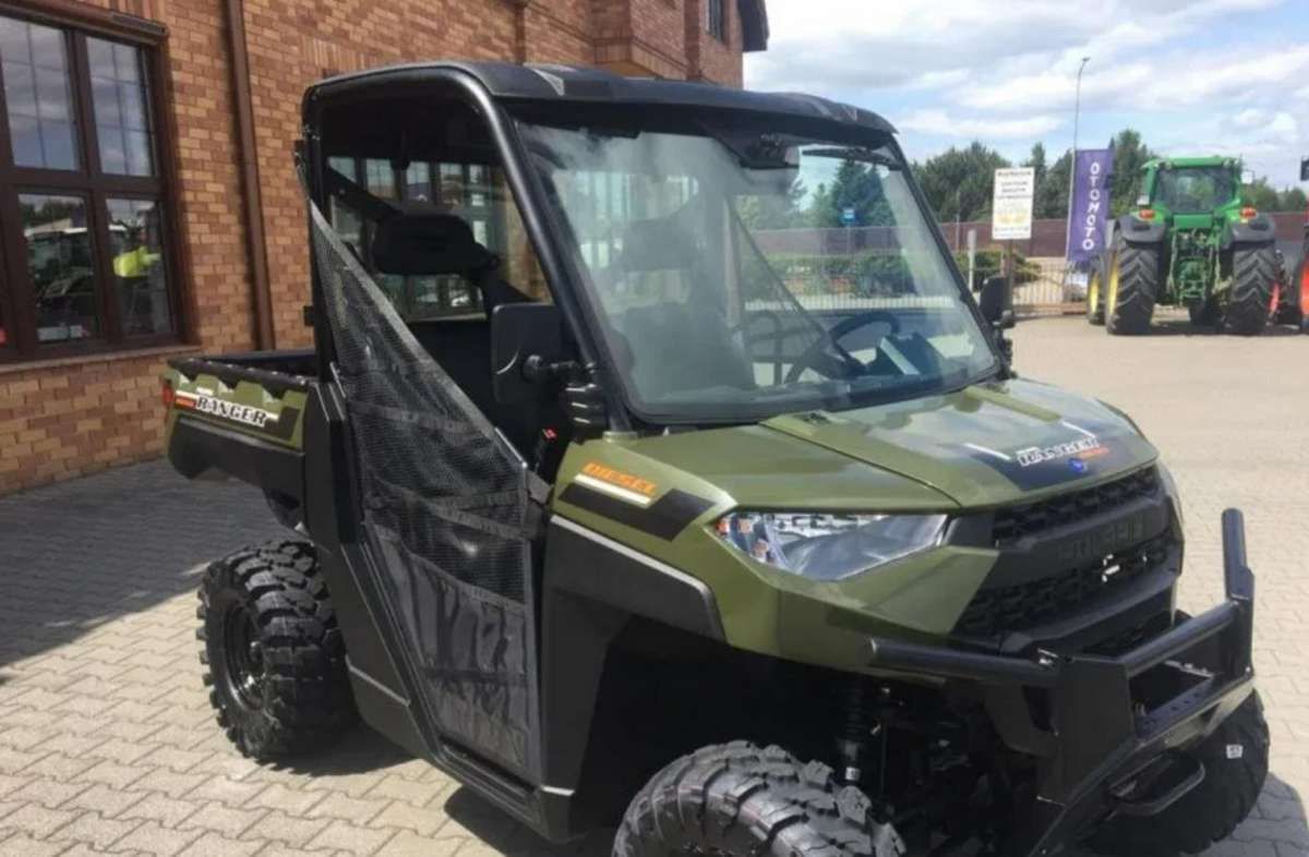 Ciągnik rolniczy Diesel Polaris Ranger Przyczepka doczepiona do Quada z drewnem
