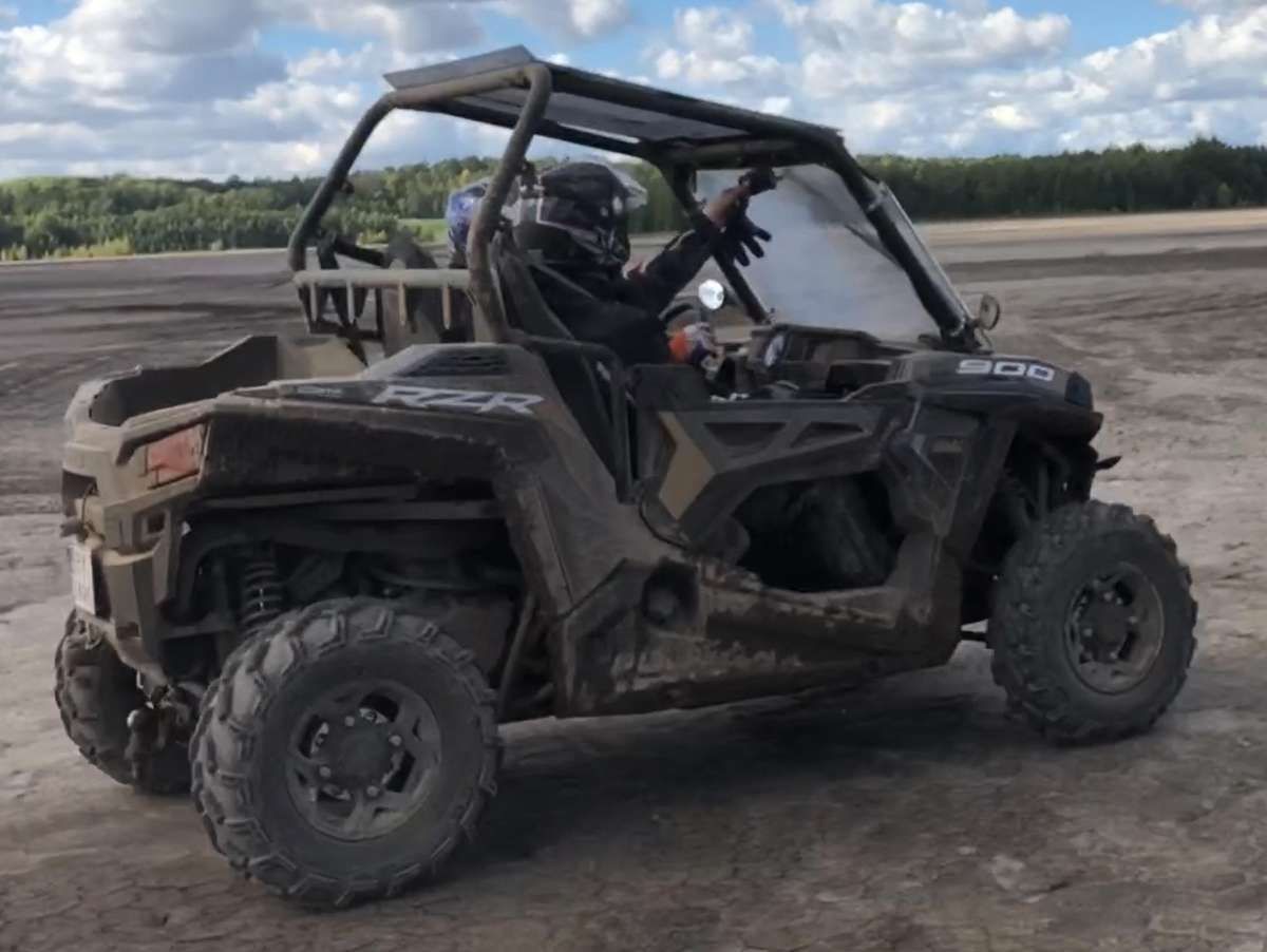RZR 900 EPS Polaris RZR 900 EPS Polaris felgi aluminiowe pasy bezpieczeństwa klasyczna kierownica samochodowa klatka bezpieczeństwa pojazd na dwie osoby dwuosobowy